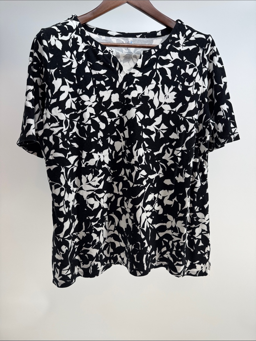 croft & barrow Black and White Leaf-Print Short Sleeve Tee